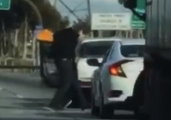 Fist Fight Breaks Out on Los Angeles Highway