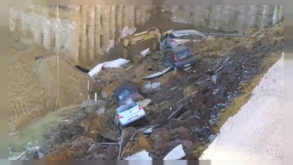 حفرة تبتلع عدد من السيارات في روما