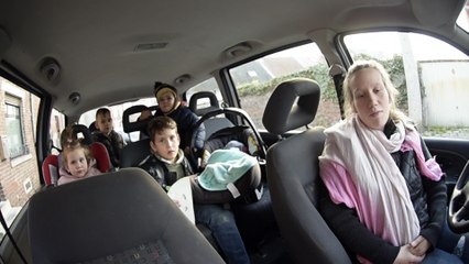 Quaregnon Anaïs dort dans voiture.Elle a 5 enfants dont un bébé.Vidéo Eric Ghislain