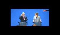 Merkel'den Deniz Yücel tepkisi: Hukuk devleti ilkelerine sadık kalınmalı
