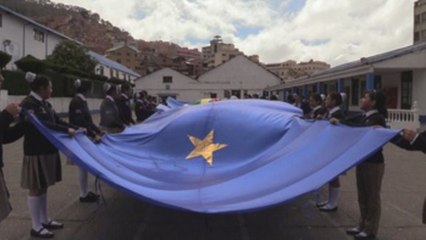 Bolivia cose bandera de 70 kilómetros con la que aspira récord mundial