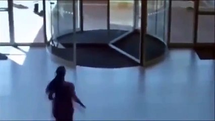 Une voleuse court pour éviter de se faire attraper mais ...