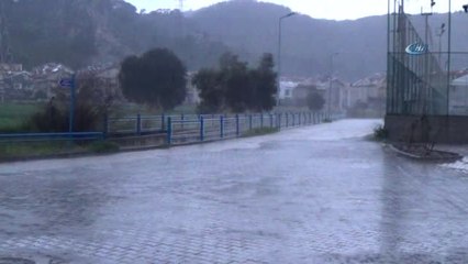 Marmaris'te Beklenen Kuvvetli Yağış Doluyla Geldi