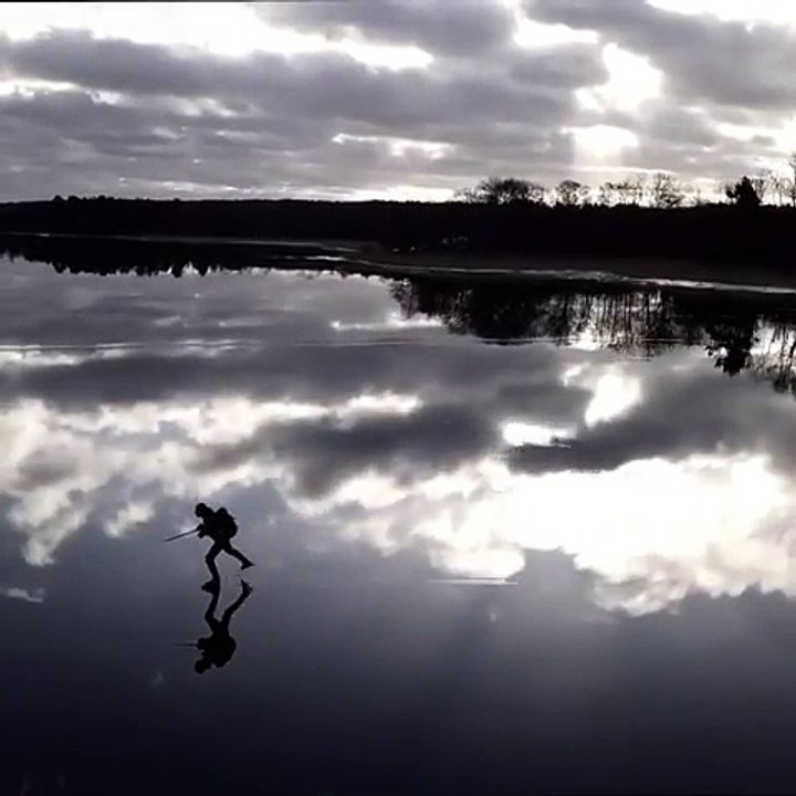 Patin à glace dans les nuages ? Superbe réflection du ciel sur un lac gelé