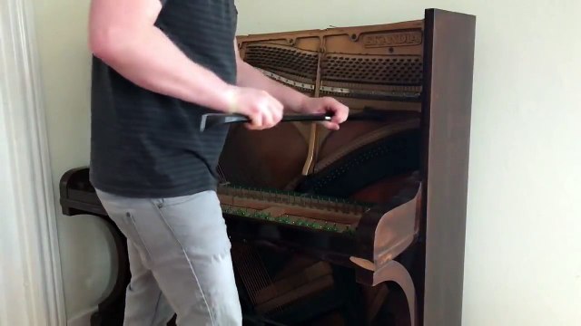 Bruitages de films d'horreur en tapant sur les cordes d'un piano