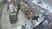 Ces voleurs interpellent un autre braqueur dans un supermarché au Brésil et sauvent le vendeur !