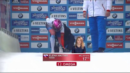 Elle manque sa luge et dévale la piste sur le dos !!