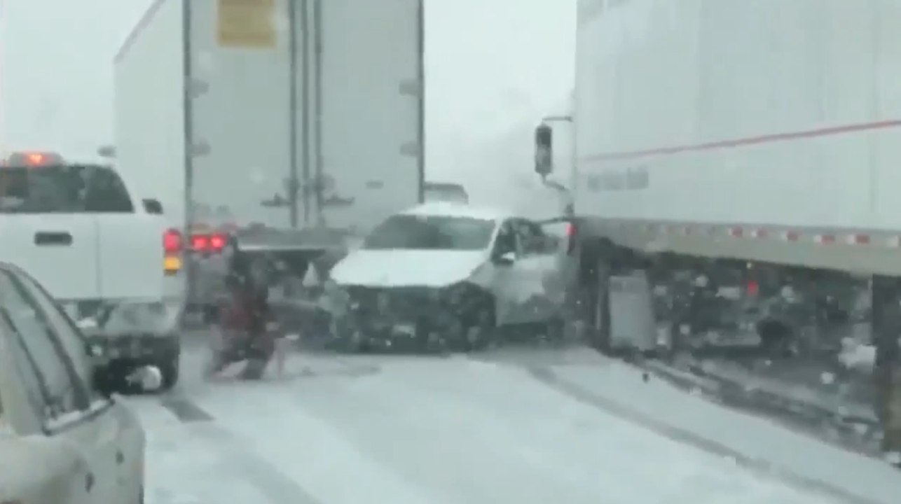 Un camion lui fonce dessus, elle sort vite de sa voiture !