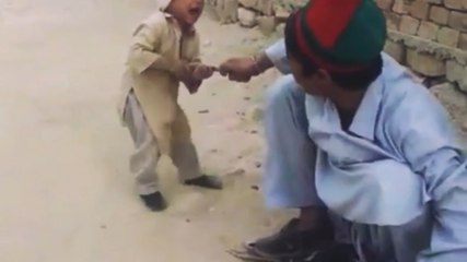 Un petit garçon sauve une poule que son père était sur le point de tuer !