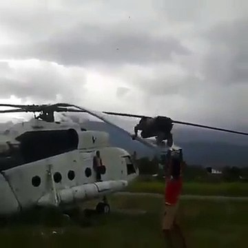 Ces gamins jouent sur une pale d'hélicoptère... Fou