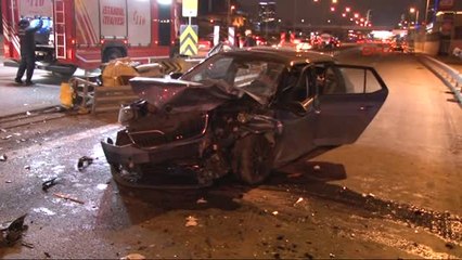 Kadıköy'de Otomobil Bariyerlere Çarptı: 2 Yaralı