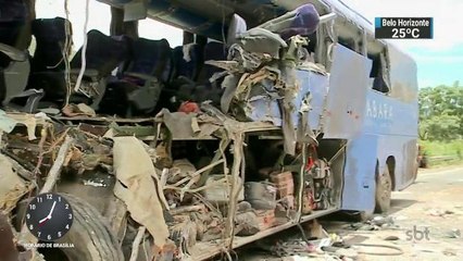 Sete pessoas morreram em acidente com ônibus e carreta no Goiás