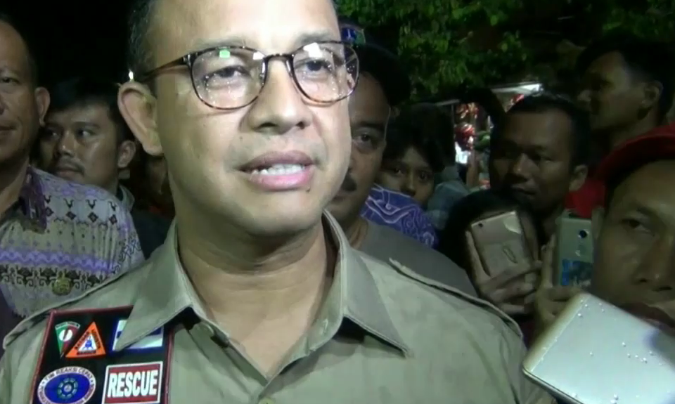 Anies Baswedan Tinjau Banjir yang Merendam Rumah Warga