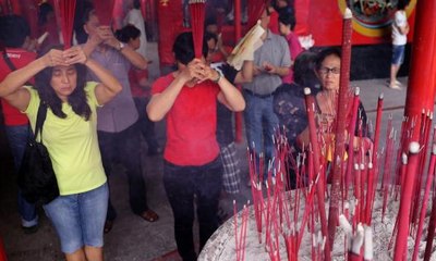 Tahun Baru Imlek, Warga Berdoa di Wihara