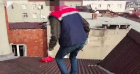 Sahte Paraları Piyasaya Sürecek 3 Kişi , Çatıda Paraları Yok Etmeye Çalışırken Yakalandı