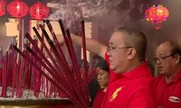 Warga Tionghoa Awali Tahun Baru dengan Berdoa