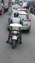 Attention, cette moto de la Mairie de Paris met des PV de stationnement à la chaîne !