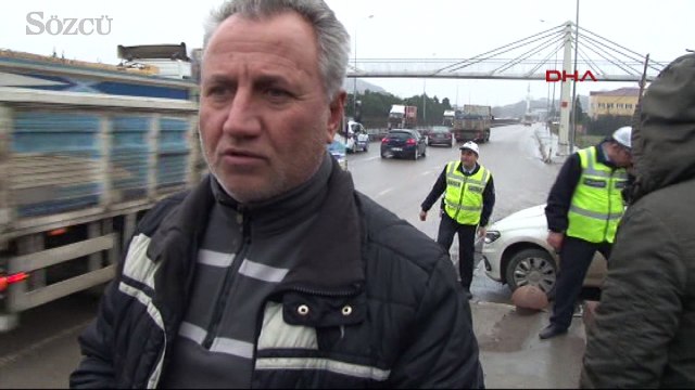 Harfiyat kamyonunun bariyerlere sıkıştırdığı otomobil hurdaya döndü