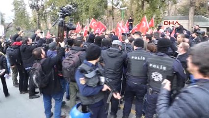 ABD Dışişleri Bakanı Tillerson'u Protesto Eden Gruba Polis Biber Gazı ile Müdahale Etti