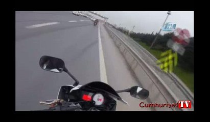 Motosikletliye otobanda tekme tokat dayak kamerada