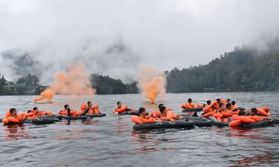 Awak Pesawat Tempur Latihan Survival di Telaga Sarangan