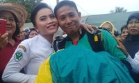 Bikin Baper! Prajurit TNI Lamar Kekasih Usai Terjun Payung