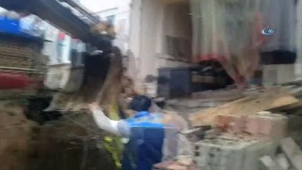 Sarıyer'de Bir Binadaki Balkon Ahırın Üstüne Çöktü