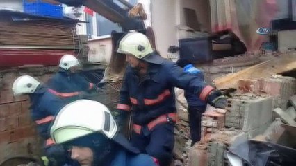 Sarıyer'de bir binadaki  balkon ahırın üstüne çöktü