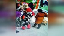 Bebek arabasından çanta çalan hırsızlar güvenlik kamerasına yakalandı