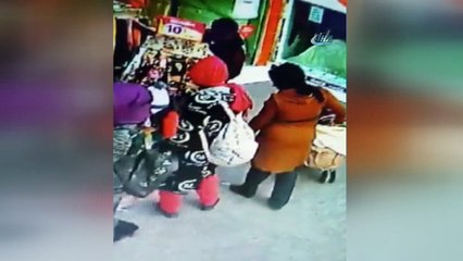 Bebek arabasından çanta çalan hırsızlar güvenlik kamerasına yakalandı