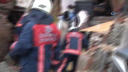 Sarıyer'de çöken balkonun altında kalan ineği itfaiye kurtardı