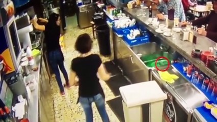 نادلة تظهر مهارتها مثل نجوم كرة القدم