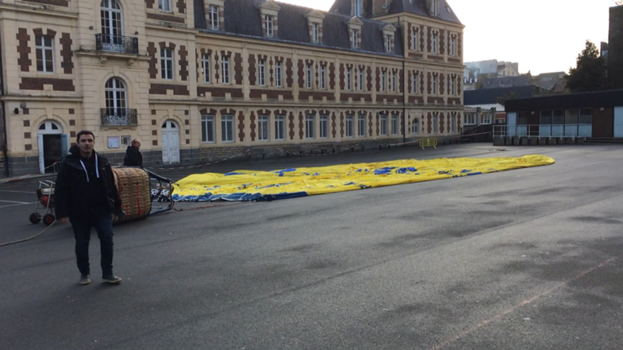 Un gros ballon dans la cour de récré