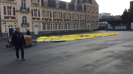 Un gros ballon dans la cour de récré