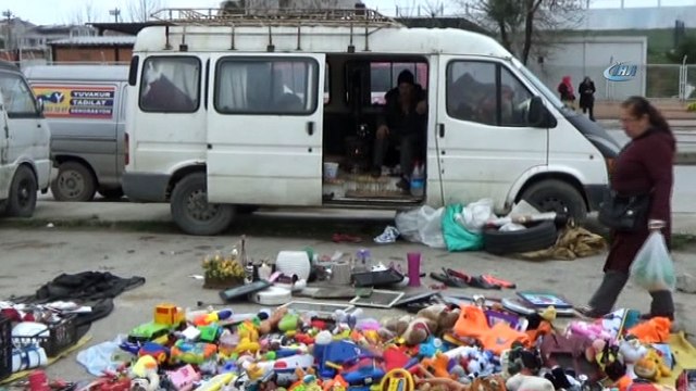 Evden atıldılar, minibüse sığındılar...Dört teker üstünde hayatta kalma mücadelesi