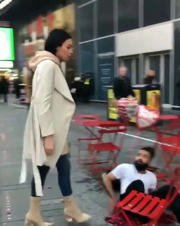 Cette fille jalouse met son copain par terre parce qu'il a reçu un appel d'une autre femme... Pas commode