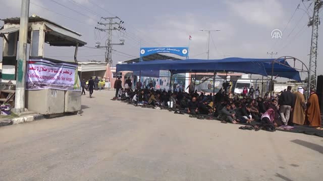 Ablukanın Kaldırılmasını İsteyen Filistinliler Cuma Namazını Erez Sınır Kapısı Önünde Kıldı - Gazze