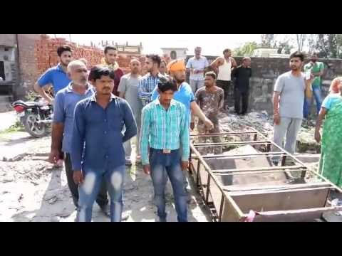 People protesting against the alcohol shop in Uttarakhand