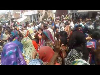 women breaks alcohal shop in agra