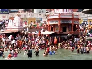 faithful descended to bathe in the ganga in haridwar on the ocassion of vaisakhi
