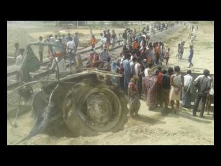 Tải video: Banda Passenger hits tractor-trolley near Kanpur