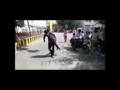 बेटे की तड़प-तड़पकर हुई मौत, एंबुलेंस न मिलने पर पिता को कंधे पर ले जाना