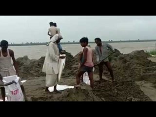 Скачать видео: कुशीनगर में बाढ़ का खौफ, डराने लगी बड़ी गंडक II Flood situation in Kushinagar due to Gandak