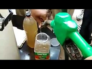 Descargar video: Petrol pump employees filling water instead of petrol in Gorakhpur