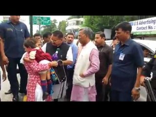 सीएम की फ्लीट के दौरान गिरा स्कूटर सवार परिवार, गाड़ी रुकाकर मदद को पहुंचे