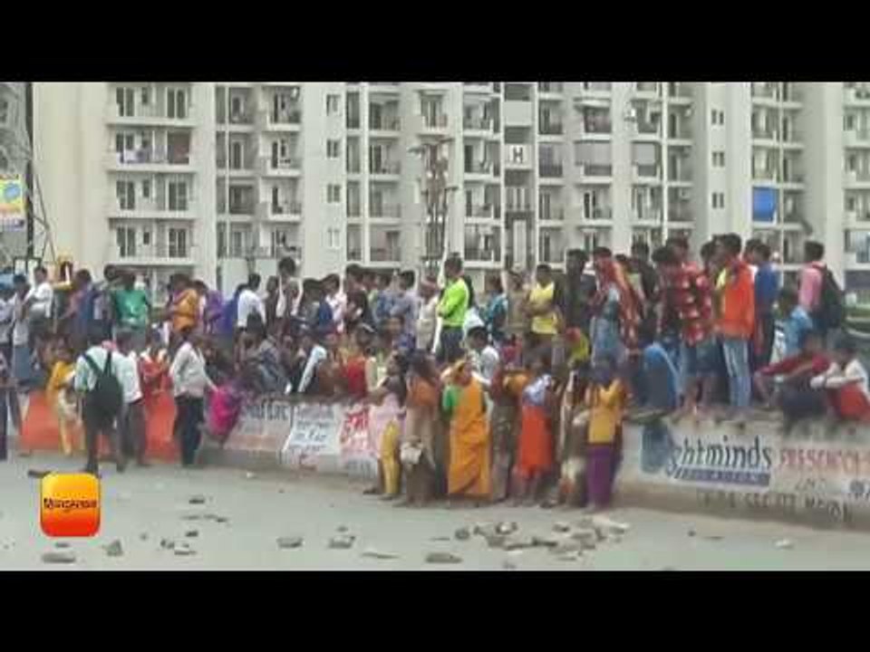 नोएडा: महागुन सोसायटी पर हमला II Mahagun Moderne society attacked in noida