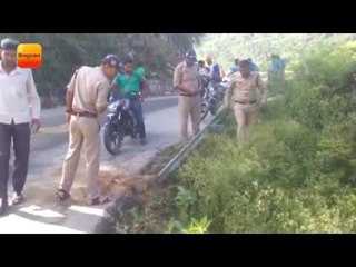 Descargar video: बाइक सवार पति-पत्नी को घसीटता ले गया ट्रक II Truck collision in kirtinagar, Uttarakhand