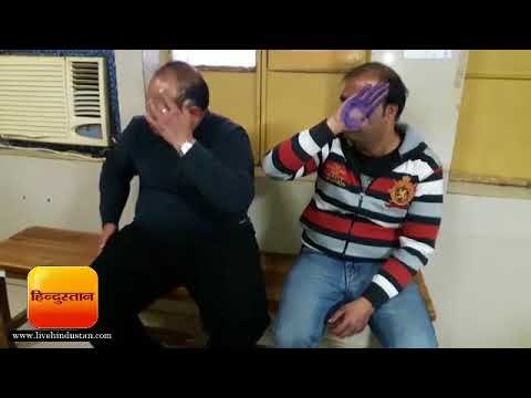 कानपुर में कालेधन की बरामदगी के बाद अारोपियों का मेडिकल उसर्ला अस्पताल में कराया जा रहा है