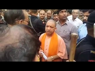 CM yogi takes broom and drives swatchata abhiyan