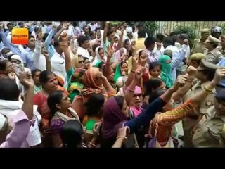 बैरिकेडिंग तोड़ गोरखनाथ मंदिर की ओर बढ़े शिक्षा मित्र